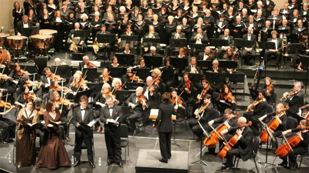 Laura Jackson dirigeant l'Orchestre Philharmonique de Reno. Source : laurajackson.net