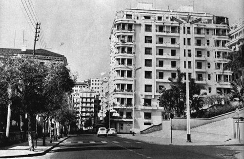 Immeuble du coté du Palais du gouvernement (1965).