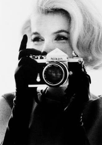 Marilyn Monroe avec un Nikon Camera par Bert Stern