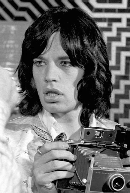 Mick Jagger avec un Polaroid (photo prise par Baron Wolman)
