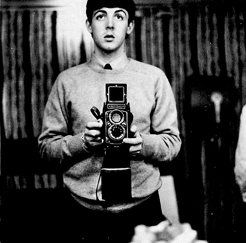 Autoportrait de Paul McCartney avec un appareil twin reflex