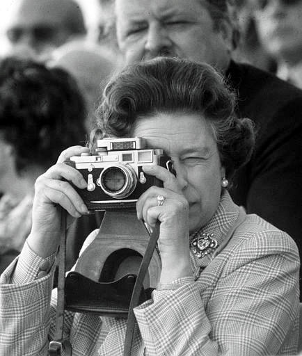 La Reine Elizabeth d'Angleterre avec un Leica
