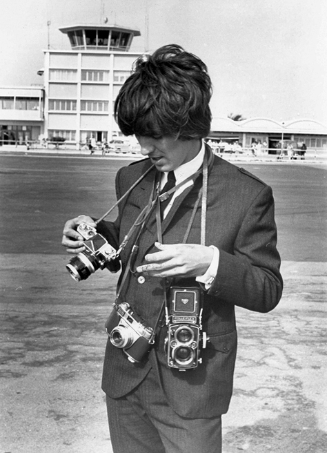 George Harrison (The Beatles) avec, de gauche à droite, un Nikon F, A Kodak Retina IIS and his Rolleiflex