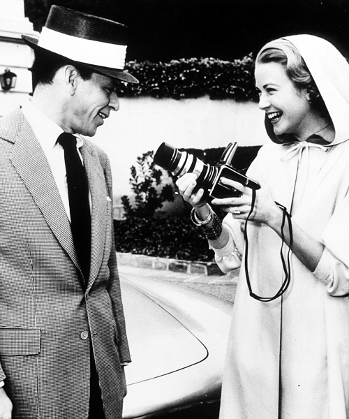 Grace Kelly prenant en photo Frank Sinatra avec un Hasselblad